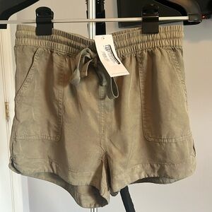 BE COOL TENCEL RUNNER SHORTS IN GREEN